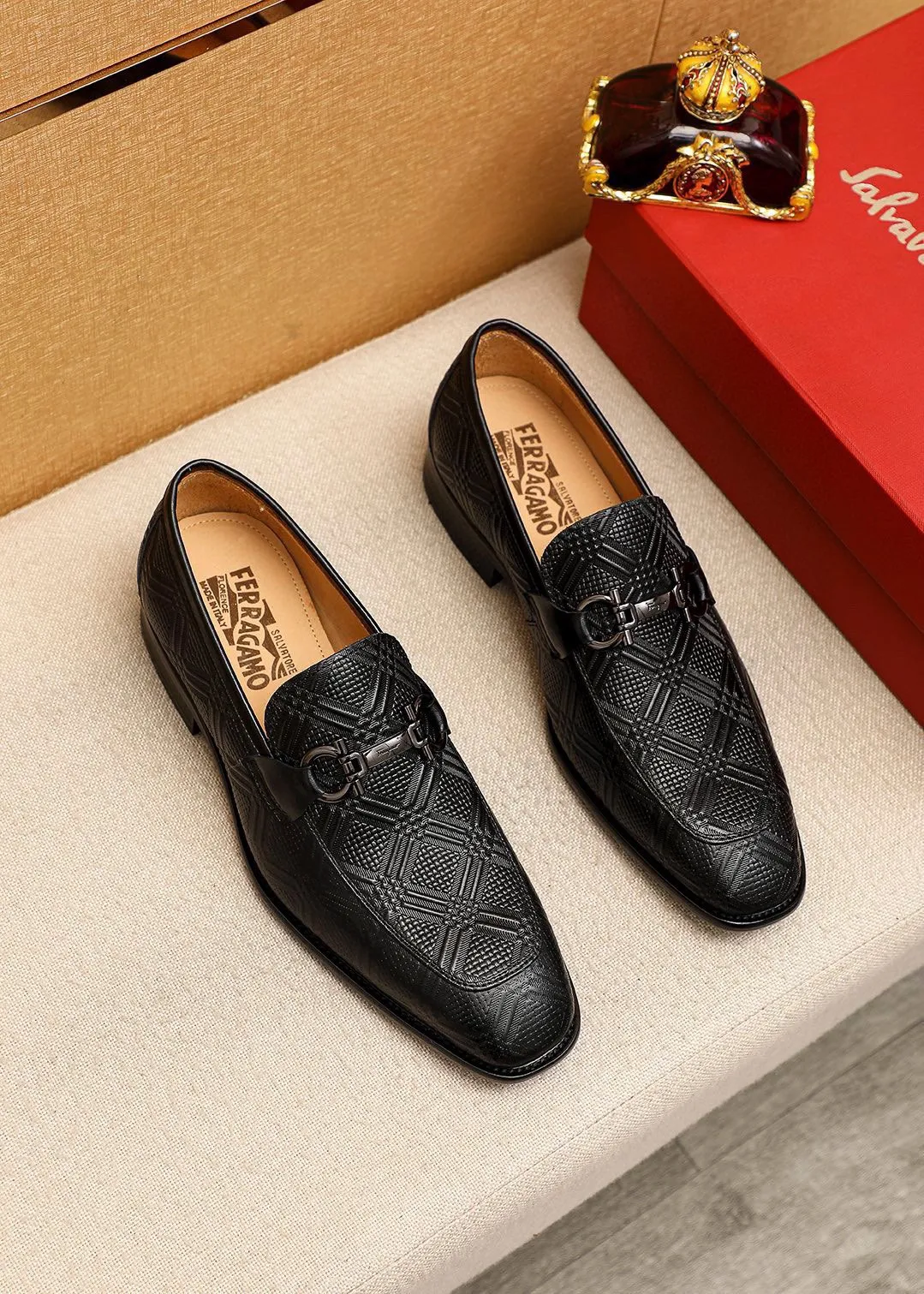 Men's shoes💰480💰 Product trademark: Ferragamo "Ferragamo" casual leather shoes Regular size: 38-44 (custom-made for 45🉑️) Product materials: Selected imported first-layer calfskin embossed upper + original hardware buckle, imported water-dyed cowhide leather lining. Strong three-dimensional visual effect, combined outsole Color: 1⃣️color optional